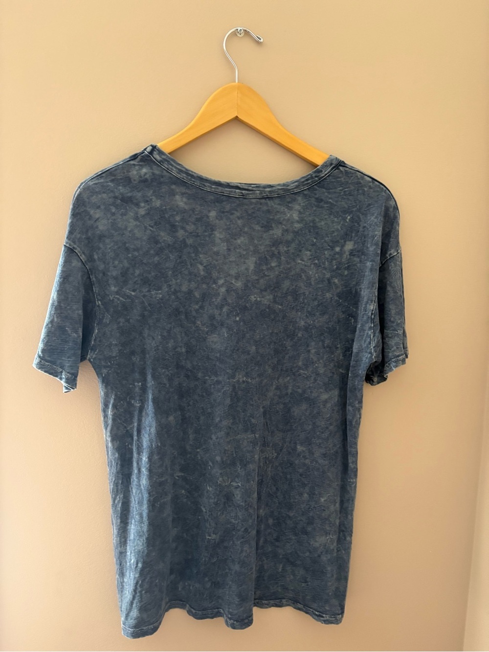 Boutique Blue Mineral Wash Tee with V-neck Cut out Bull Skull Graphic Sz Sm - Picture 4 of 4